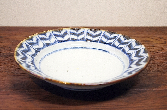 6寸リム皿　（印判矢羽）  