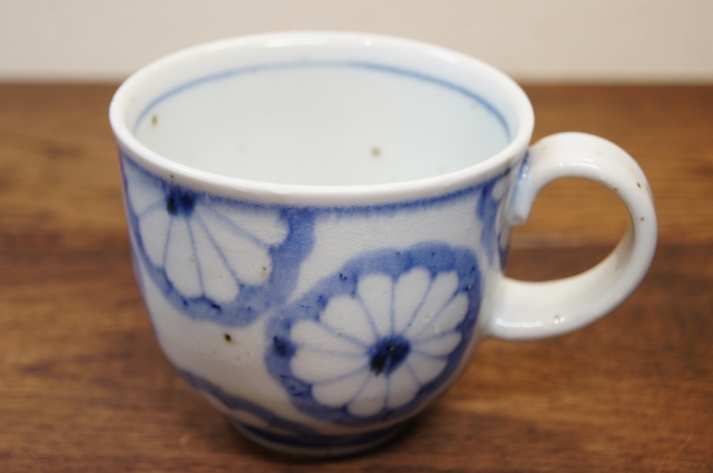 コーヒーカップ　（菊文）